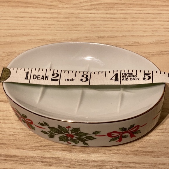 Holiday soap dish with holly and berries - Picture 7 of 13